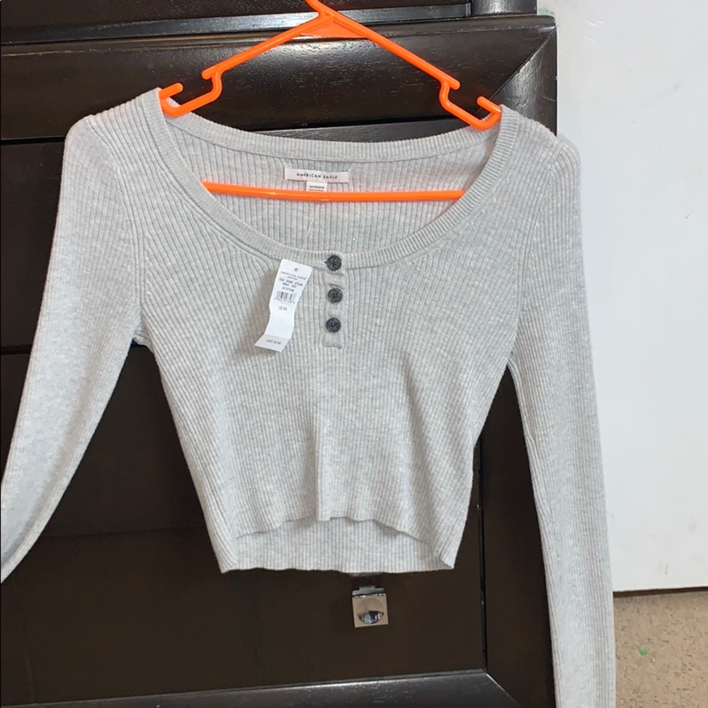 grey cropped long sleeve top
